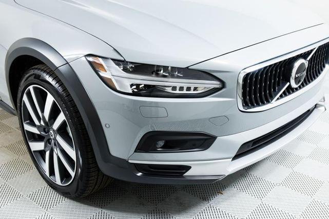 Photo of 2025 Vapour Grey Metallic Volvo V90 Cross Country