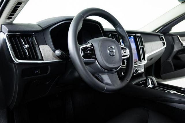 Photo of 2025 Vapour Grey Metallic Volvo V90 Cross Country