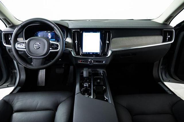 Photo of 2025 Vapour Grey Metallic Volvo V90 Cross Country