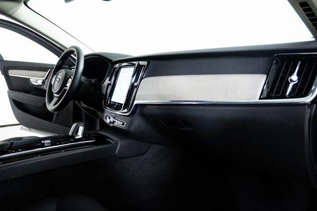 Photo of 2025 Vapour Grey Metallic Volvo V90 Cross Country