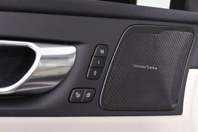 Photo of 2025 Onyx Black Volvo XC60 Plug-In Hybrid