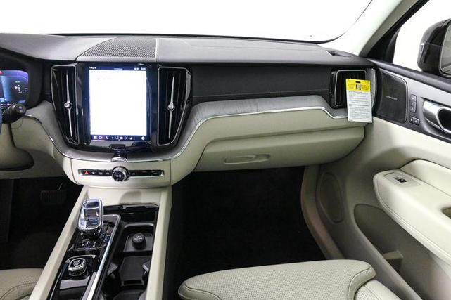Photo of 2025 Onyx Black Volvo XC60 Plug-In Hybrid