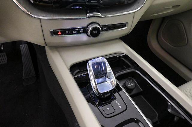 Photo of 2025 Onyx Black Volvo XC60 Plug-In Hybrid