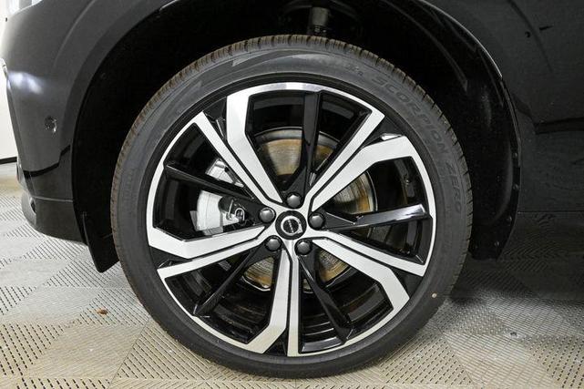 Photo of 2025 Onyx Black Volvo XC60 Plug-In Hybrid
