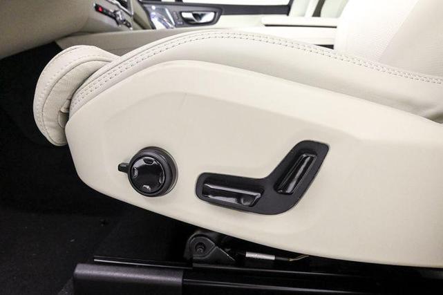 Photo of 2025 Onyx Black Volvo XC60 Plug-In Hybrid