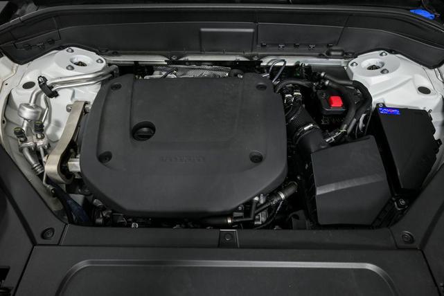 Photo of 2025 Crystal White Metallic Volvo XC90