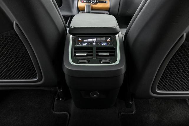 Photo of 2025 Crystal White Metallic Volvo XC90