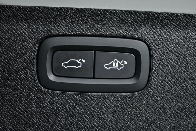Photo of 2025 Crystal White Metallic Volvo XC90