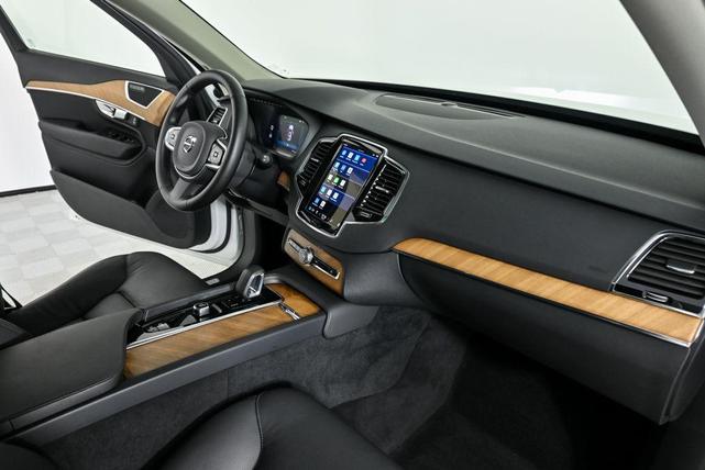 Photo of 2025 Crystal White Metallic Volvo XC90