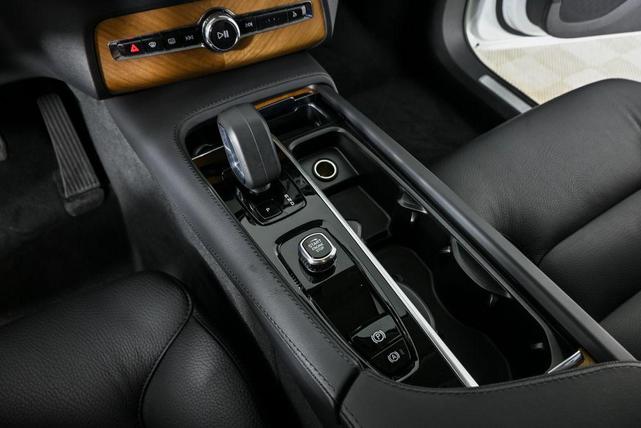 Photo of 2025 Crystal White Metallic Volvo XC90