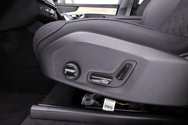 Photo of 2025 Crystal White Volvo XC90 Plug-In Hybrid