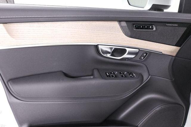 Photo of 2025 Crystal White Volvo XC90 Plug-In Hybrid
