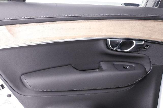 Photo of 2025 Crystal White Volvo XC90 Plug-In Hybrid