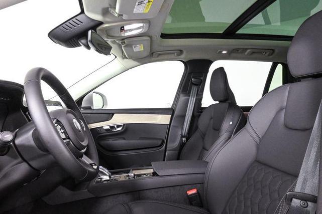 Photo of 2025 Crystal White Volvo XC90 Plug-In Hybrid
