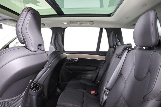 Photo of 2025 Crystal White Volvo XC90 Plug-In Hybrid