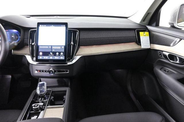Photo of 2025 Crystal White Volvo XC90 Plug-In Hybrid