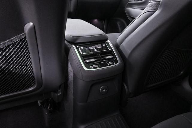 Photo of 2025 Crystal White Volvo XC90 Plug-In Hybrid