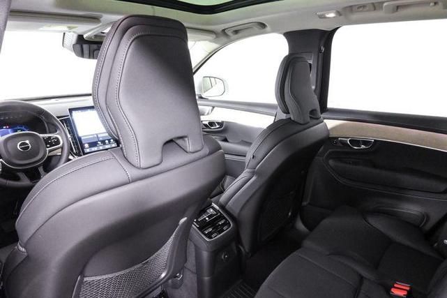 Photo of 2025 Crystal White Volvo XC90 Plug-In Hybrid