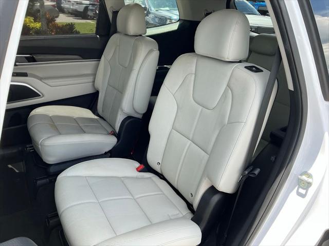Photo of 2022 Glacial White Pearl Kia Telluride