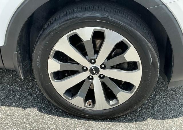 Photo of 2022 Glacial White Pearl Kia Telluride