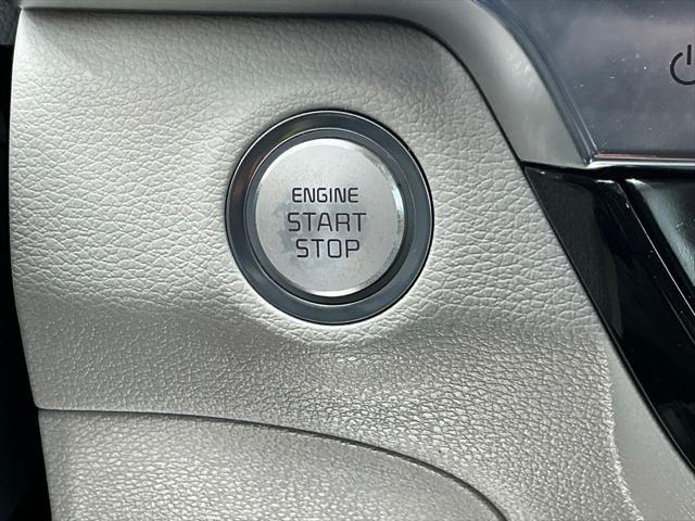 Photo of 2022 Glacial White Pearl Kia Telluride