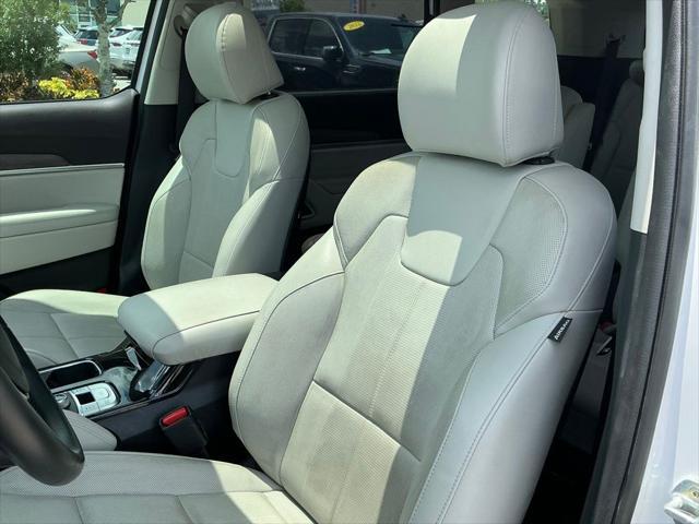 Photo of 2022 Glacial White Pearl Kia Telluride