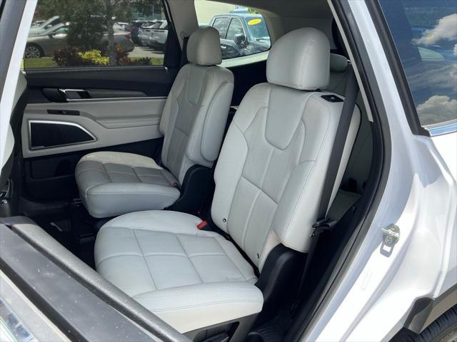 Photo of 2022 Glacial White Pearl Kia Telluride