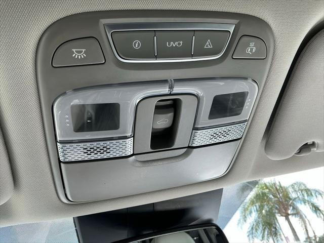 Photo of 2022 Glacial White Pearl Kia Telluride
