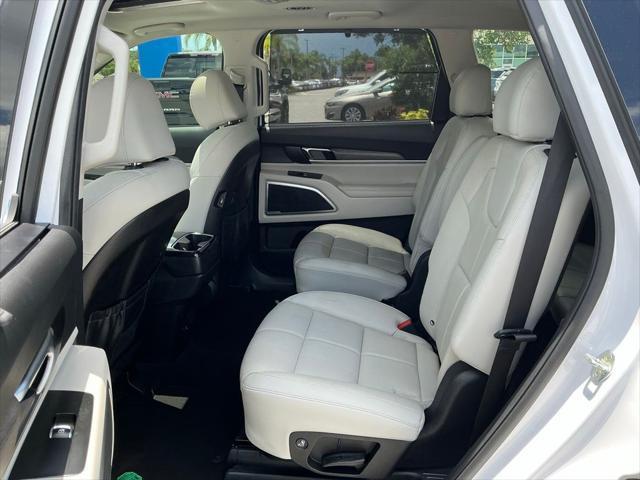 Photo of 2022 Glacial White Pearl Kia Telluride