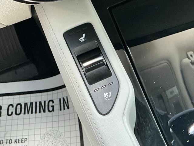 Photo of 2022 Glacial White Pearl Kia Telluride