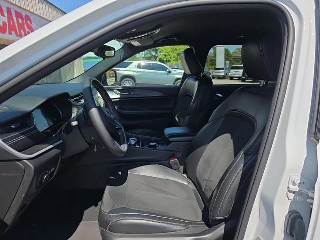 Photo of 2023 Bright White Clearcoat Jeep Grand Cherokee L