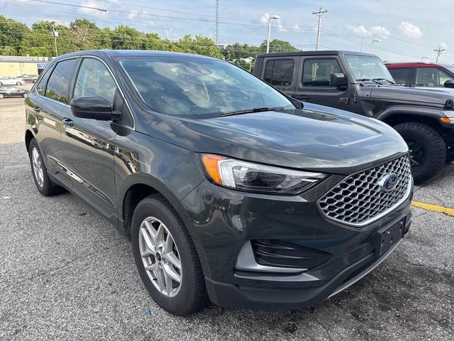 Photo of 2023 Green Metallic Ford Edge