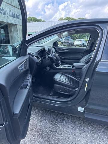Photo of 2023 Green Metallic Ford Edge