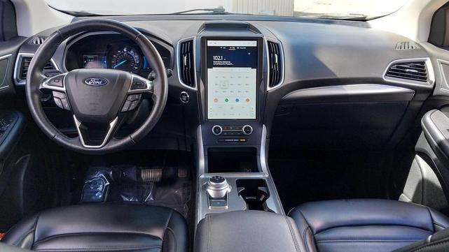 Photo of 2022 Green Metallic Ford Edge