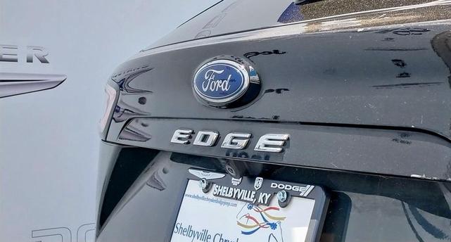 Photo of 2022 Green Metallic Ford Edge