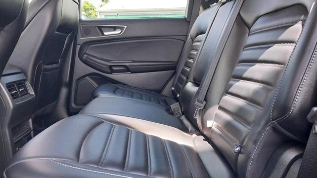Photo of 2022 Green Metallic Ford Edge
