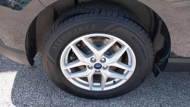 Photo of 2022 Green Metallic Ford Edge