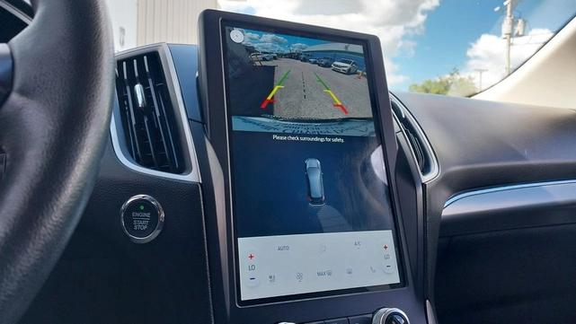 Photo of 2022 Green Metallic Ford Edge