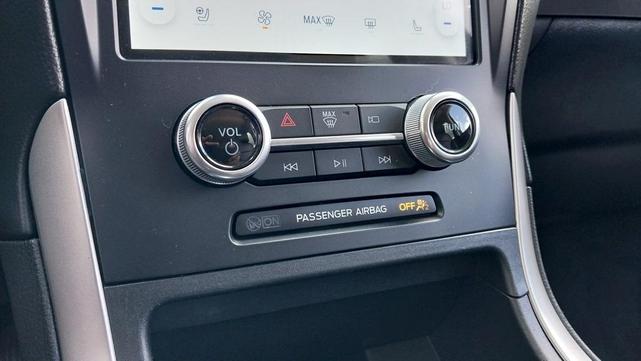 Photo of 2022 Green Metallic Ford Edge