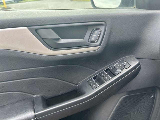 Photo of 2022 Iconic Silver Metallic Ford Escape