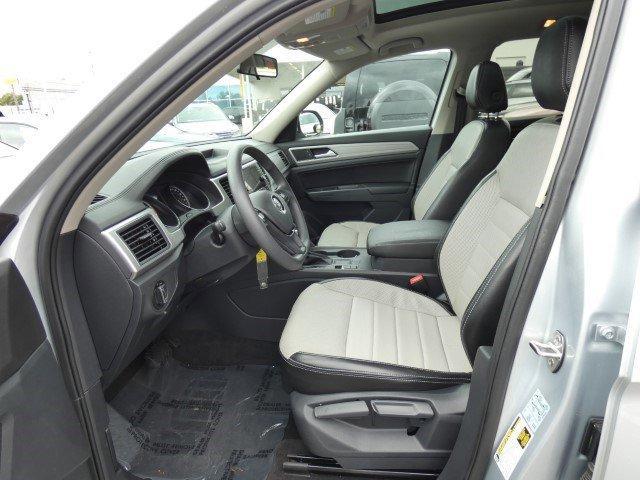 Photo of 2018 Reflex Silver Metallic Volkswagen Atlas