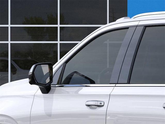 Photo of 2025 Iridescent Pearl Tricoat Chevrolet Suburban