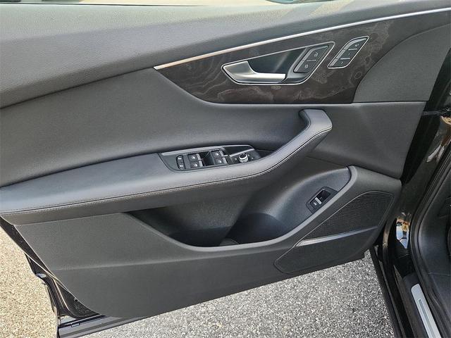 Photo of 2023 Mythos Black Metallic Audi Q7