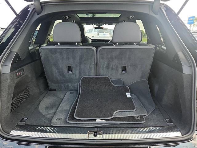 Photo of 2023 Mythos Black Metallic Audi Q7