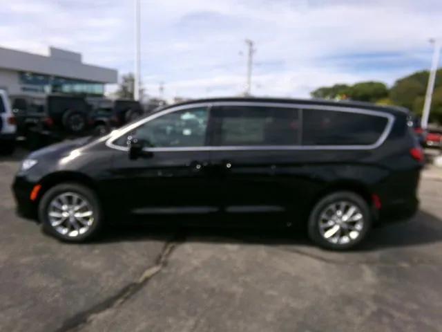 Photo of 2026 Diamond Black Crystal Pearlcoat Chrysler Pacifica
