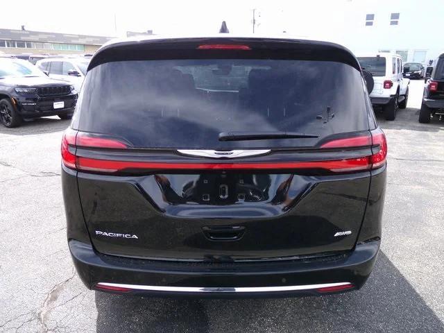 Photo of 2026 Diamond Black Crystal Pearlcoat Chrysler Pacifica
