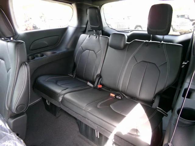 Photo of 2026 Diamond Black Crystal Pearlcoat Chrysler Pacifica
