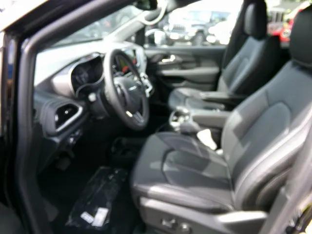 Photo of 2026 Diamond Black Crystal Pearlcoat Chrysler Pacifica