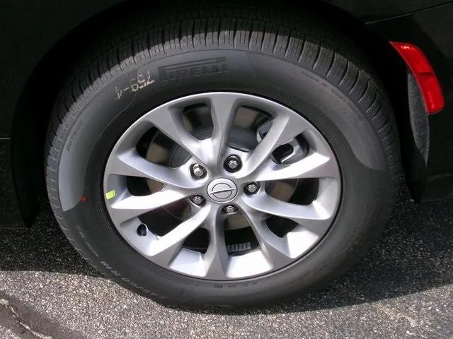 Photo of 2026 Diamond Black Crystal Pearlcoat Chrysler Pacifica