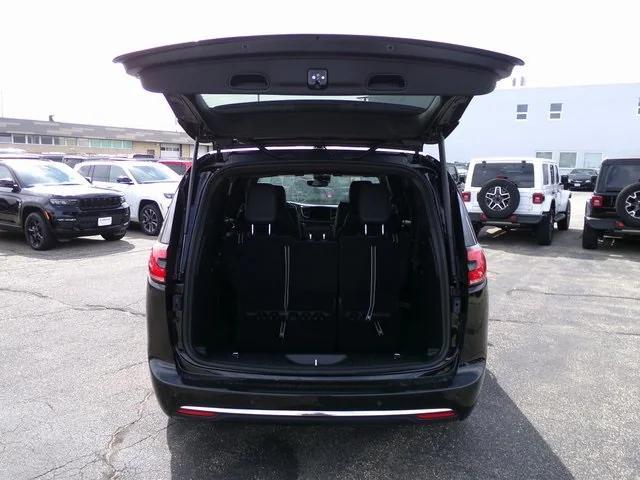 Photo of 2026 Diamond Black Crystal Pearlcoat Chrysler Pacifica